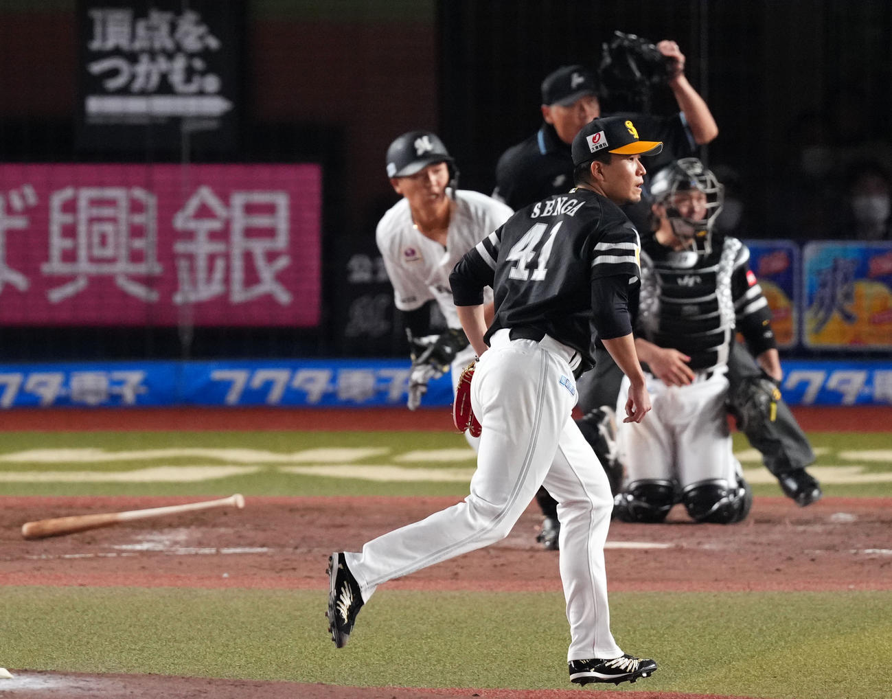 ロッテ対ソフトバンク　5回裏ロッテ1死一、二塁、山口に左翼線へ適時二塁打を浴びる千賀（撮影・横山健太）