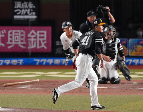 ロッテ対ソフトバンク　5回裏ロッテ1死一、二塁、山口に左翼線へ適時二塁打を浴びる千賀（撮影・横山健太）