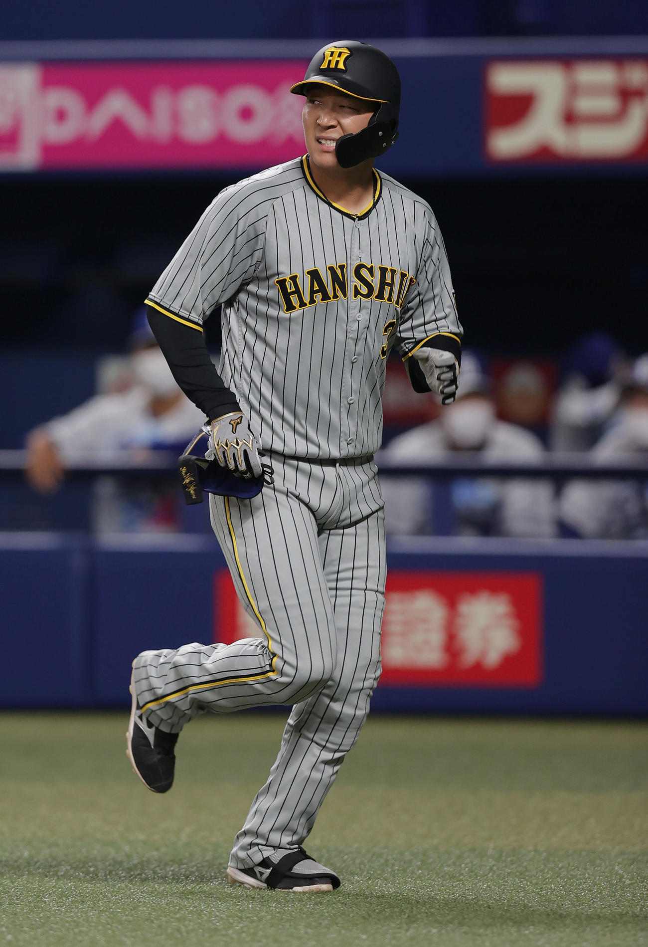 中日対阪神　回表阪神1死二、三塁、三ゴロに倒れ、悔しそうにベンチへ戻る大山（撮影・前田充）
