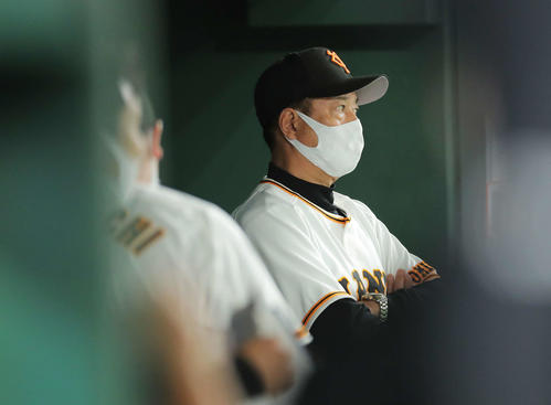 巨人対ヤクルト　7回裏、険しい表情で戦況を見守る原監督（撮影・河田真司）