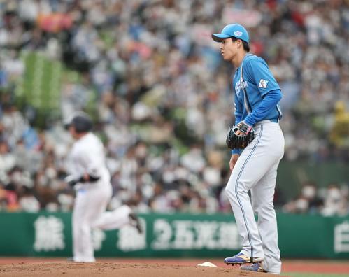 西武対日本ハム　1回裏西武2死一塁、山川に左越え2点本塁打を浴びる杉浦（撮影・黒川智章）