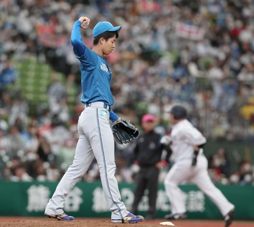 西武対日本ハム　3回裏西武1死一、三塁、山川に左越え3点本塁打を浴びる杉浦（撮影・黒川智章）