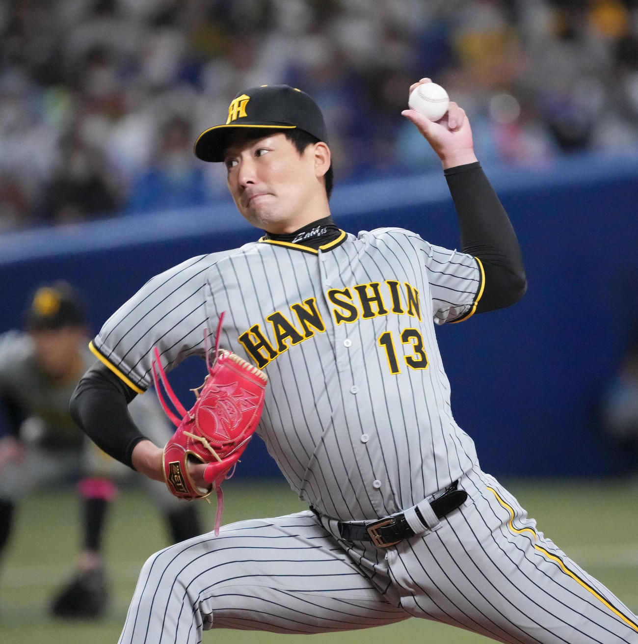 中日対阪神　9回裏、阪神4番手で登板する岩崎（撮影・森本幸一）
