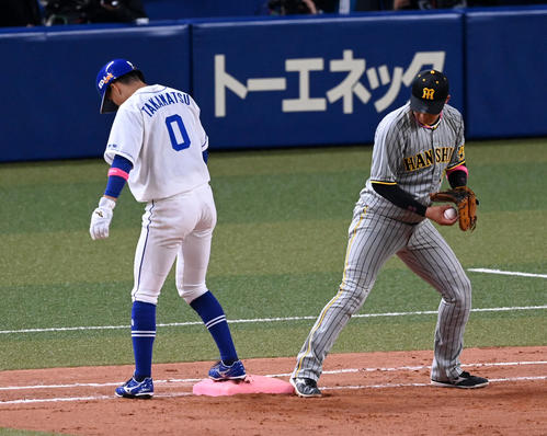 中日対阪神　9回裏中日2死一塁、岩崎のけん制で一塁ベースに戻る代走の高松（左）。右は大山（撮影・前岡正明）