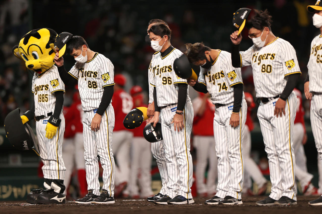 阪神対広島　広島に完封負けした阪神矢野監督（左）はグラウンドに整列しファンへあいさつする（2022年5月10日撮影）