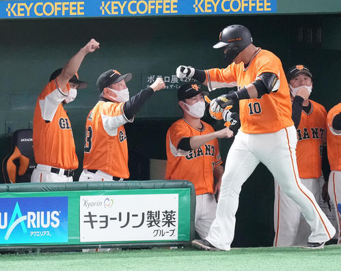 巨人対中日　8回裏巨人無死一塁、左中間に2点本塁打を放った中田（右手前）を迎える原監督（左から2人目）（撮影・鈴木みどり）