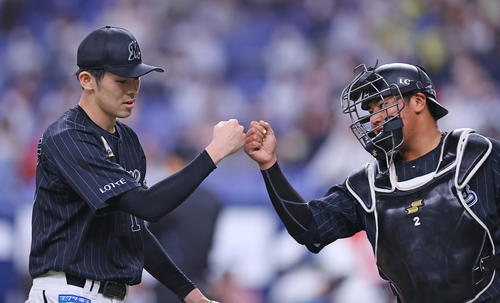オリックス対ロッテ　6回裏オリックス2死二、三塁、バレラを三振に仕留めた佐々木朗（左）は松川とグータッチ（撮影・垰建太）