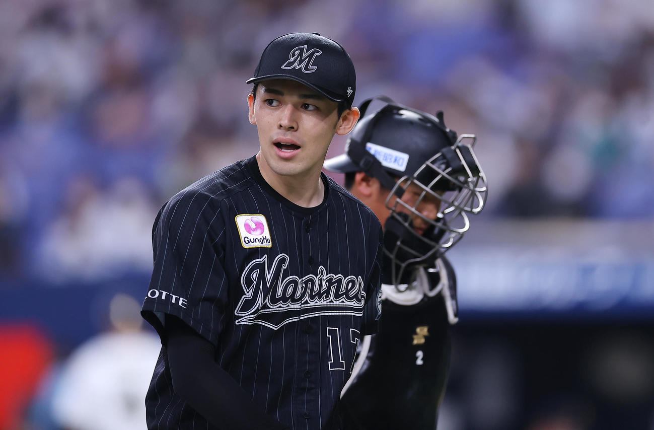 オリックス対ロッテ　6回裏オリックス2死二、三塁、バレラを三振に仕留めピンチを脱したロッテ先発の佐々木朗（左）は松川とグータッチを交わし声を上げる（撮影・垰建太）