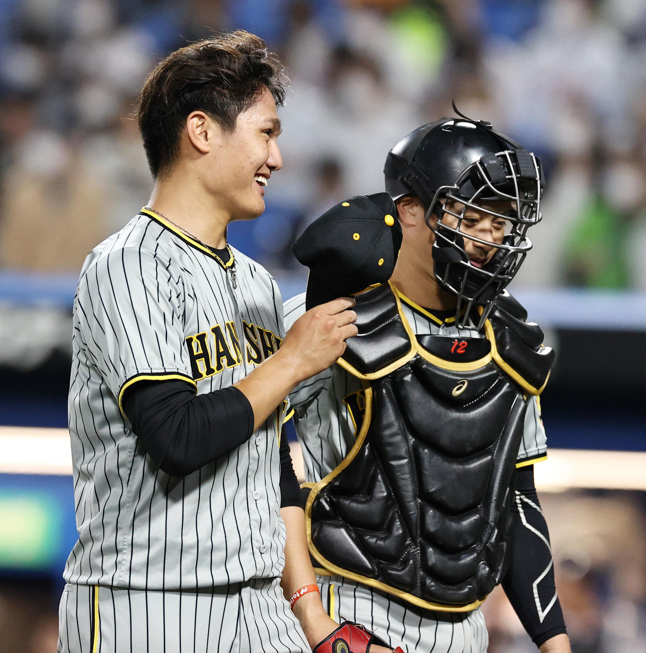 ヤクルト対阪神　4回裏を終え西純（左）は坂本と話ながらベンチへ向かう（撮影・加藤哉）