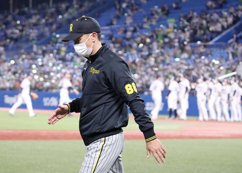 ヤクルト対阪神　ヤクルトに敗れ引き揚げる矢野監督（撮影・加藤哉）