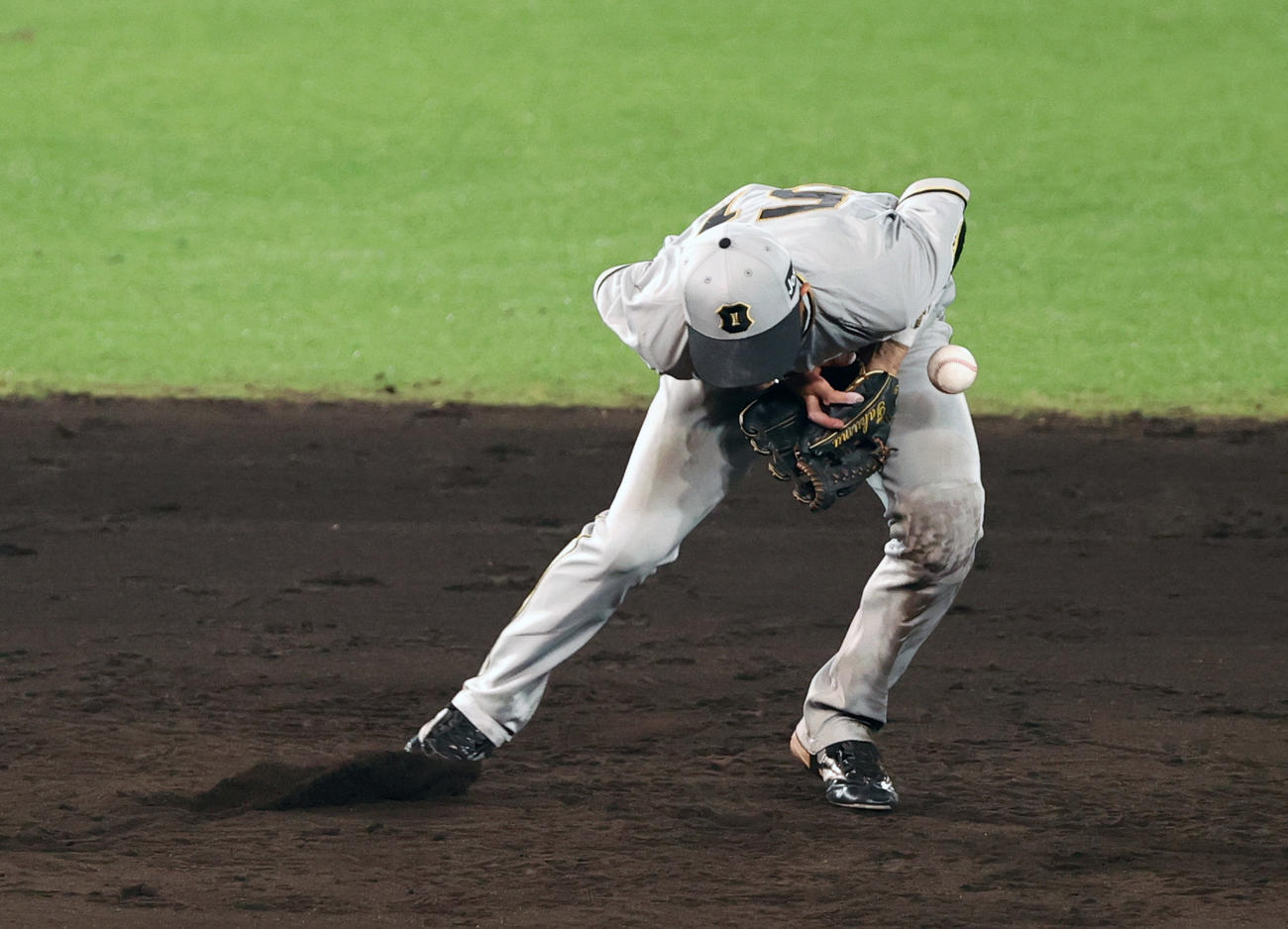 阪神対巨人　12回表巨人無死、中山の打球をファンブルする遊撃手中野（撮影・上山淳一）