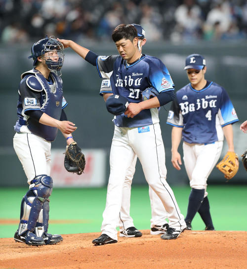 日本ハム対西武　西武古賀（左）の頭をなでながら5回途中で降板する内海（撮影・佐藤翔太）