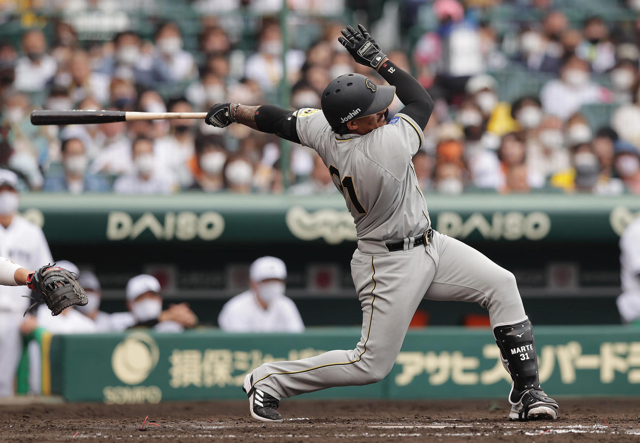 阪神対巨人　3回裏阪神無死、中前打を放つマルテ（撮影・前田充）