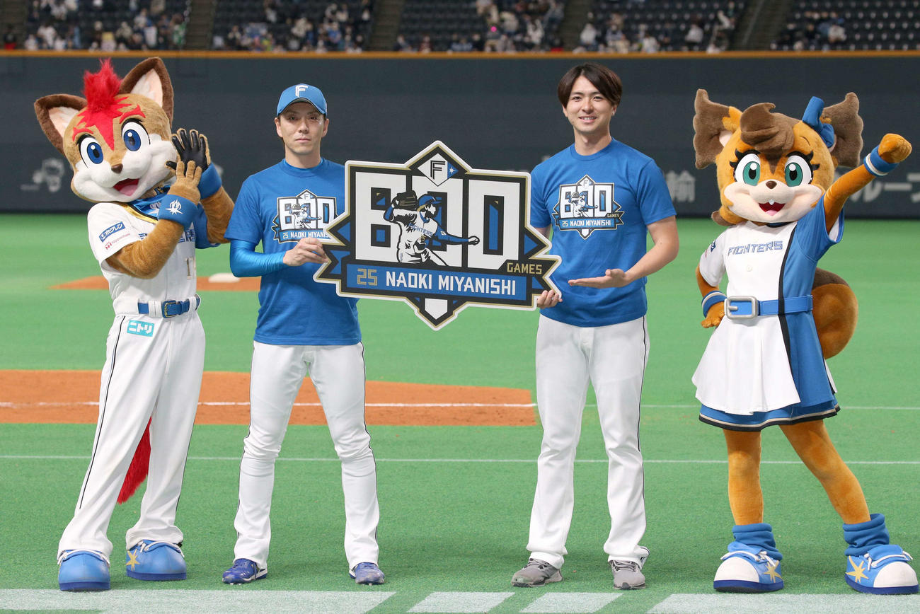日本ハム対西武　通算800試合登板の記念ボードを手に笑顔の宮西（左）と上沢（撮影・黒川智章）