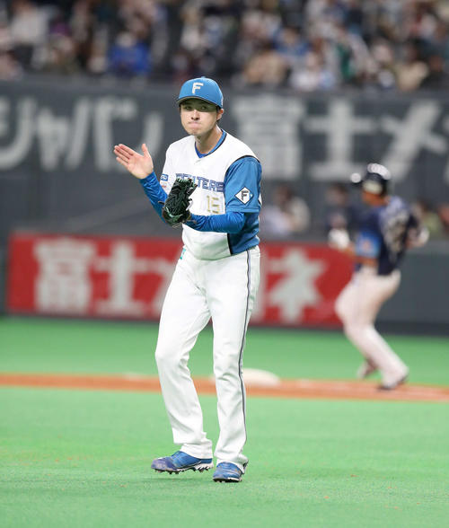 日本ハム対西武　7回表西武2死三塁、川越を右飛に抑えグラブをたたく上沢（撮影・黒川智章）