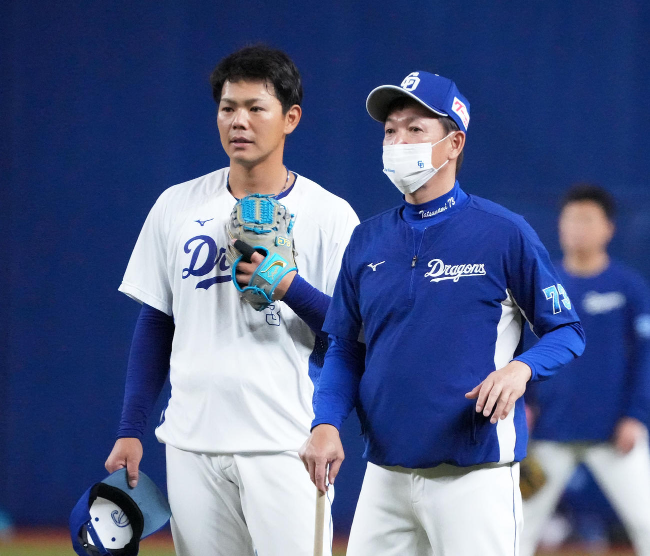 練習中に中日立浪監督（右）と話す高橋周平（2022年5月8日撮影）