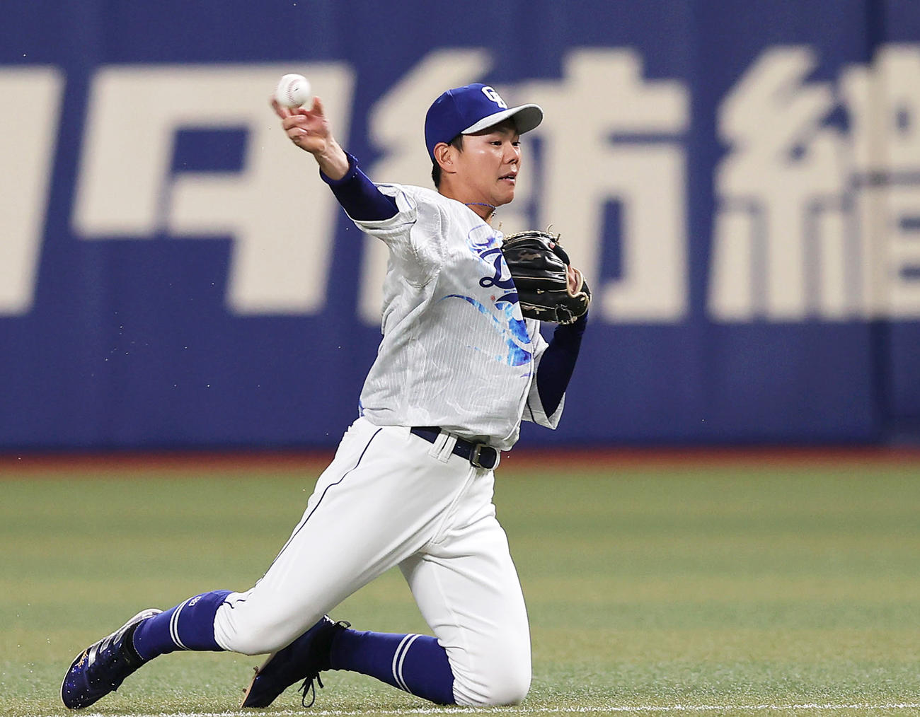 二塁守備で好プレーを見せる高橋周平（2022年5月7日撮影）