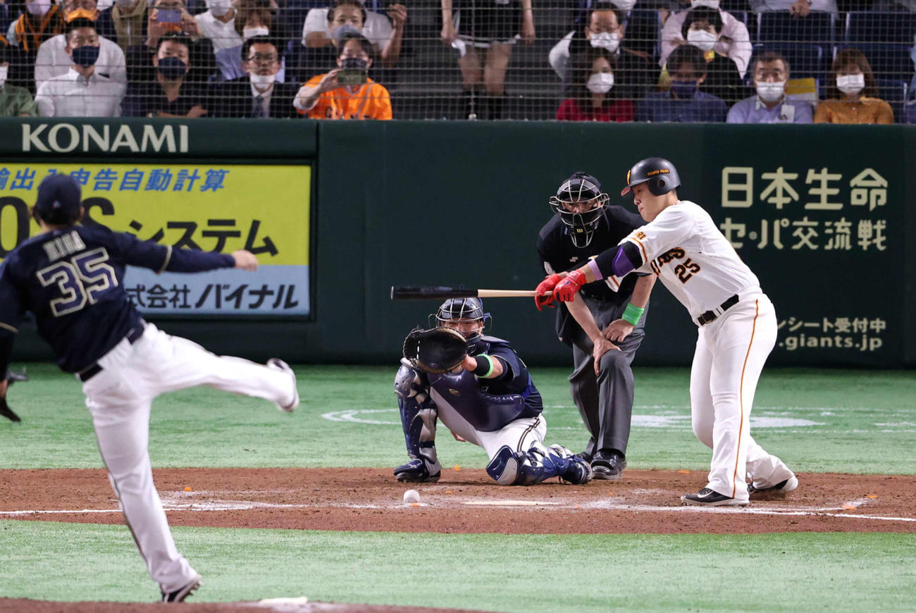 巨人対オリックス　8回裏巨人1死二、三塁、岡本和はたたき付ける打撃で二塁ゴロも追加点を挙げる。投手比嘉（撮影・浅見桂子）