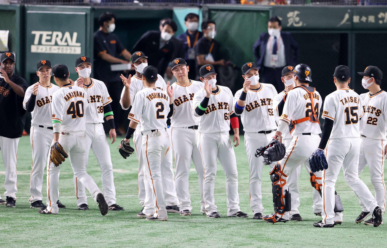 巨人対オリックス　交流戦初戦を制し、ハイタッチで喜び合う岡本和（中央）ら巨人の選手たち（撮影・浅見桂子）