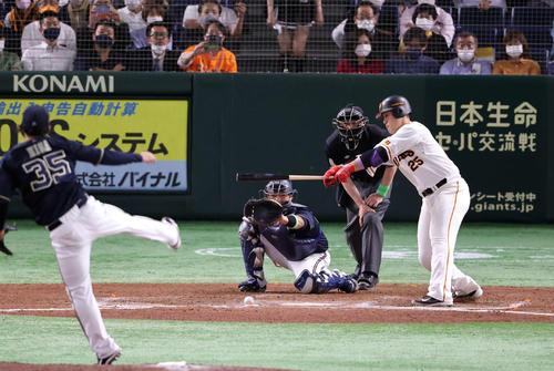 巨人対オリックス　8回裏巨人1死二、三塁、岡本和はたたき付ける打撃で二塁ゴロも追加点を挙げる。投手比嘉（撮影・浅見桂子）