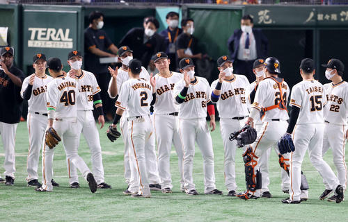 巨人対オリックス　交流戦初戦を制し、ハイタッチで喜び合う岡本和（中央）ら巨人の選手たち（撮影・浅見桂子）