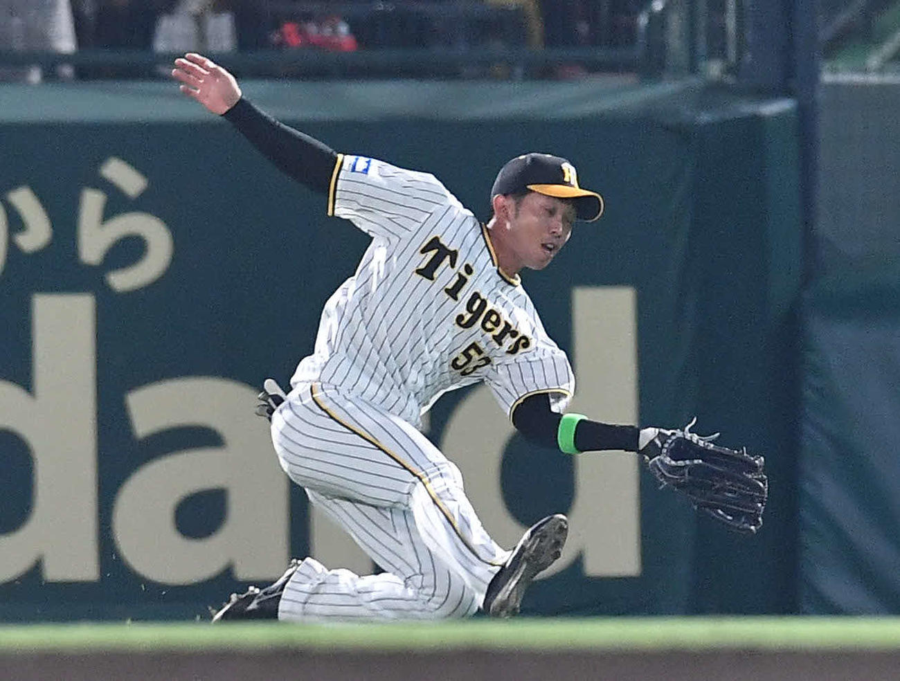 阪神対楽天　7回表楽天2死二、三塁、浅村の飛球を好捕する島田（撮影・岩下翔太）