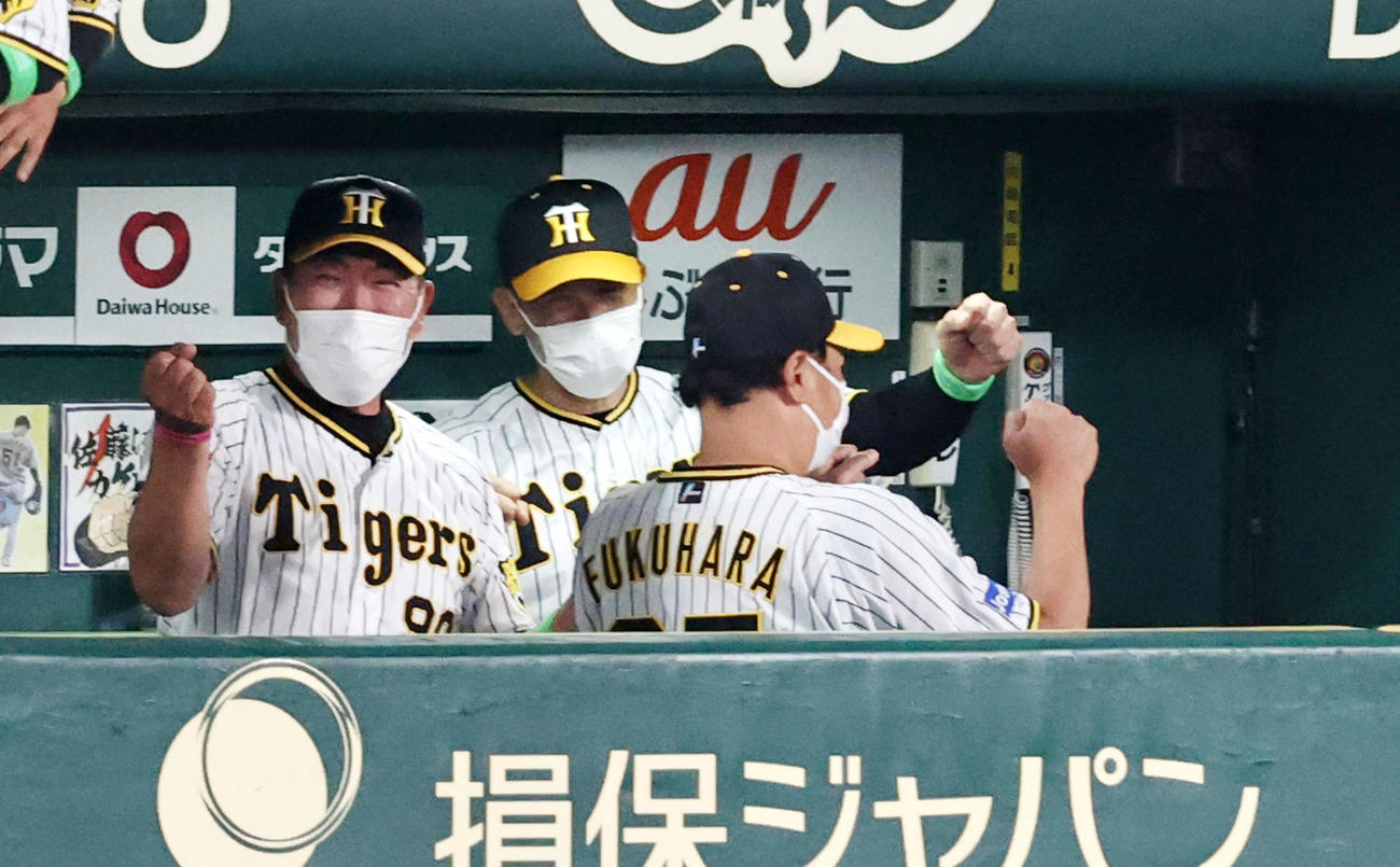 阪神対楽天　楽天に勝利しガッツポーズを見せる矢野監督（撮影・加藤哉）