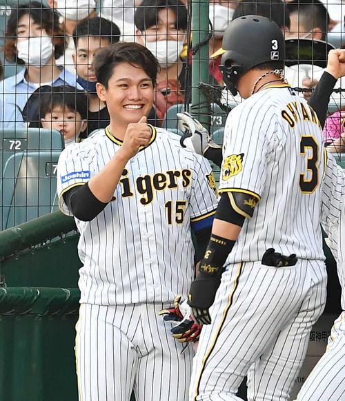 阪神対楽天　2回裏阪神無死、先制の左越え本塁打を放った大山（右）を笑顔で迎える西純（撮影・岩下翔太）