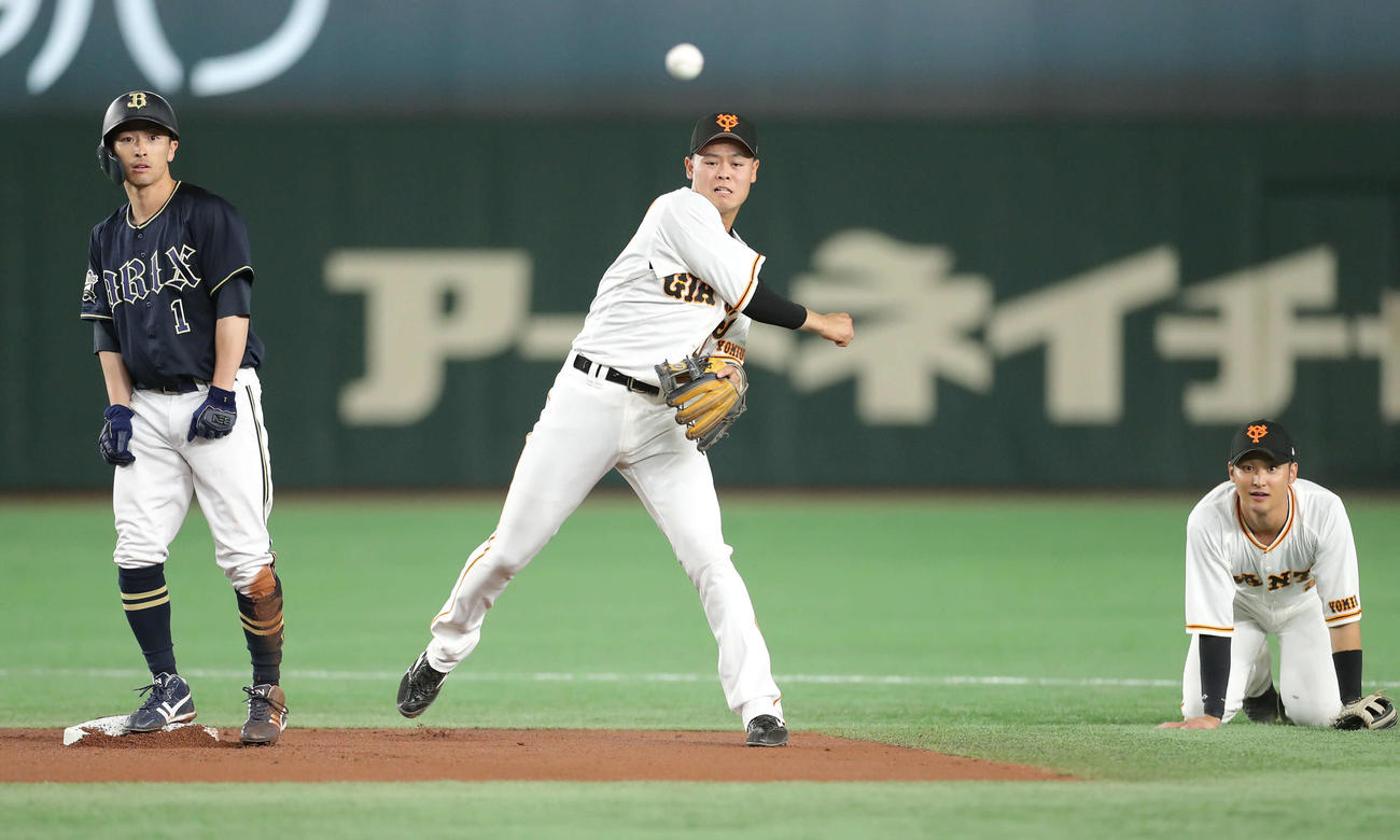 巨人対オリックス　1回表オリックス無死一塁、宗の二塁内野安打を捕球した吉川（右）から送球を受けた中山（中央）は一塁へ転送（撮影・河田真司）