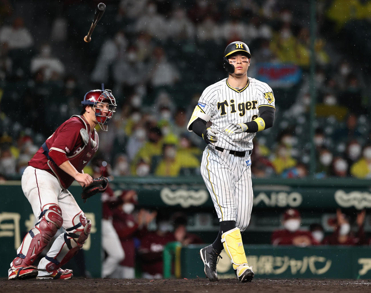 阪神対楽天　9回裏阪神2死、佐藤輝は空振り三振に終わりバットを投げる。左は捕手炭谷（撮影・上山淳一）