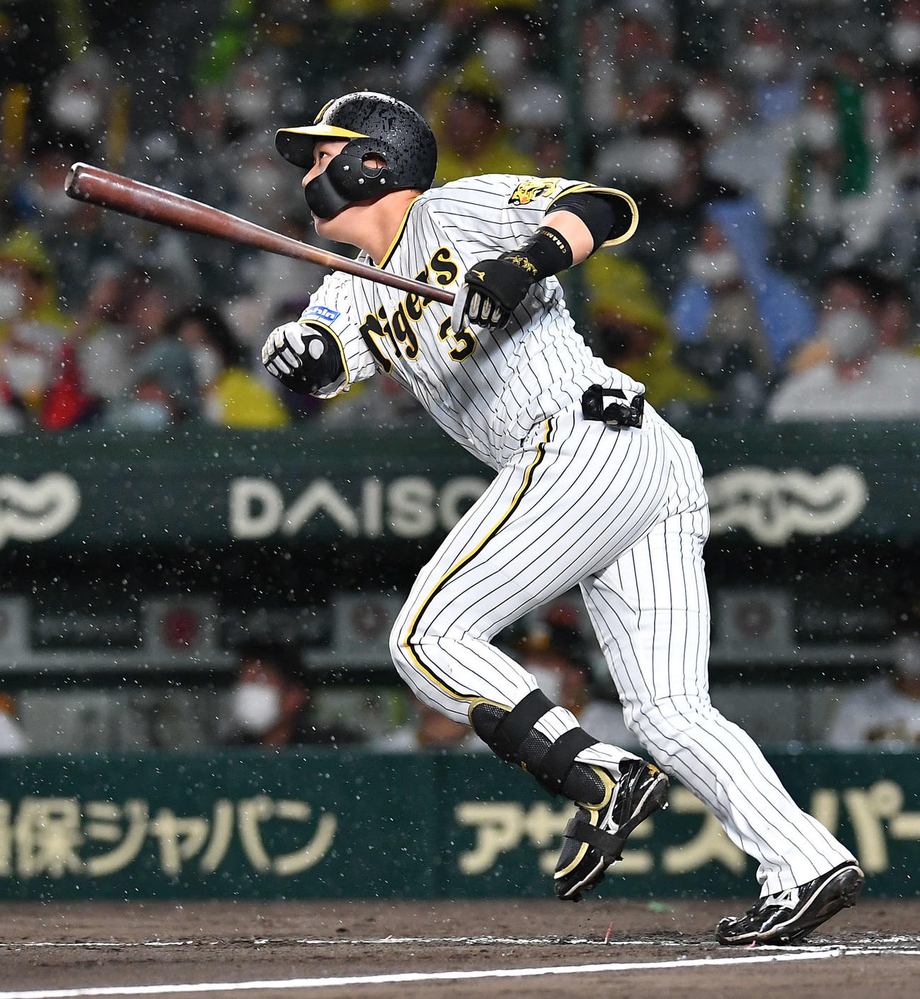 阪神対楽天　7回裏阪神無死、大山は中二塁打を放つ（撮影・岩下翔太）