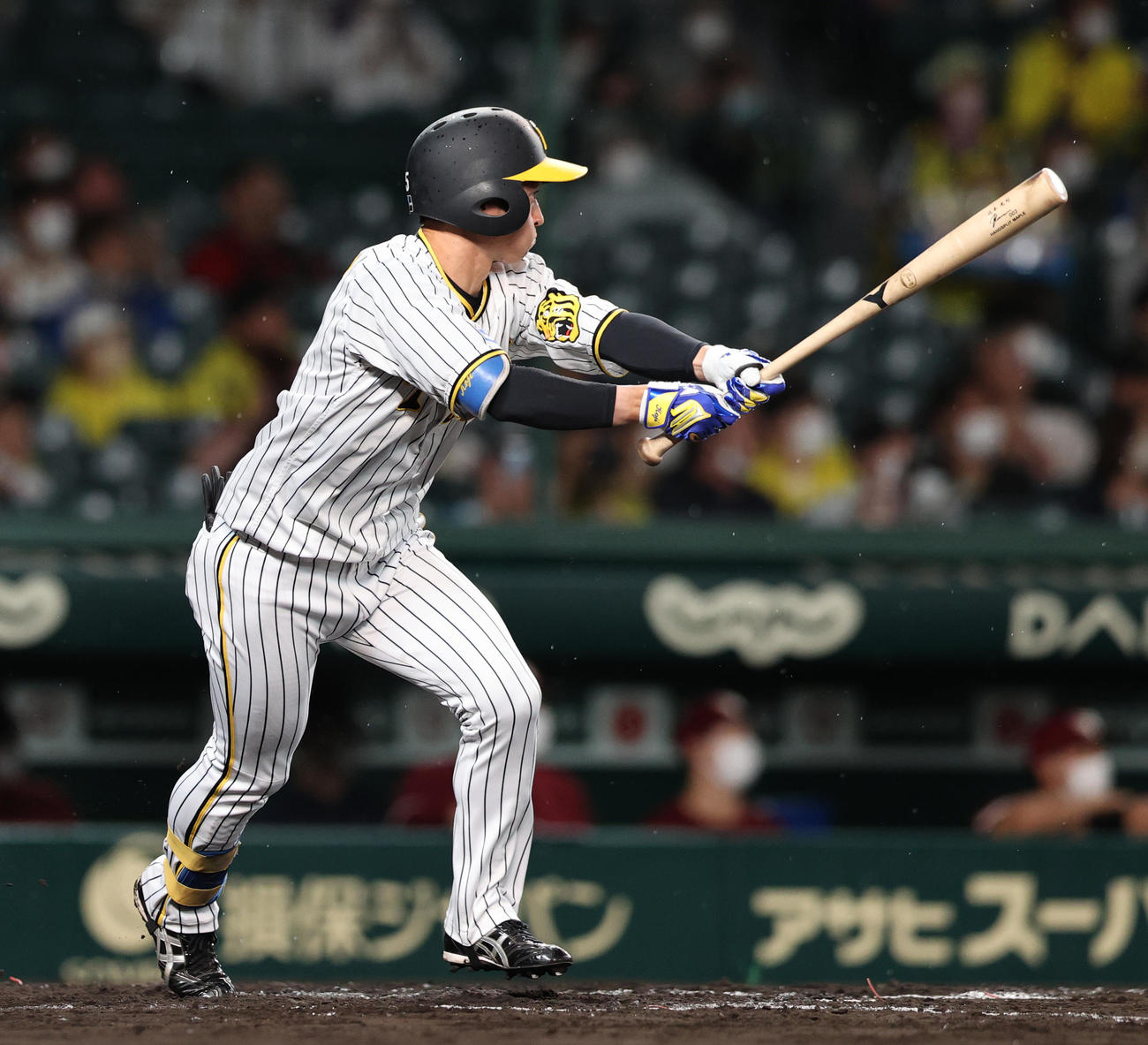阪神対楽天　8回裏阪神2死二塁、近本は左前打を放つ（撮影・上山淳一）