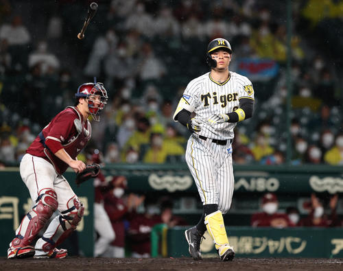 阪神対楽天　9回裏阪神2死、佐藤輝は空振り三振に終わりバットを投げる。左は捕手炭谷（撮影・上山淳一）