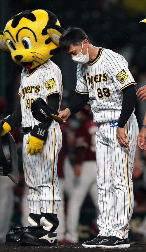 阪神対楽天　楽天に負け越した阪神矢野監督はファンにあいさつする（撮影・上山淳一）