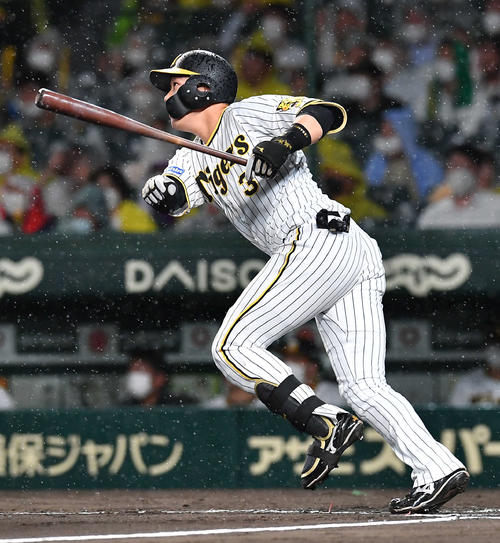 阪神対楽天　7回裏阪神無死、大山は中二塁打を放つ（撮影・岩下翔太）