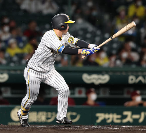 阪神対楽天　8回裏阪神2死二塁、近本は左前打を放つ（撮影・上山淳一）