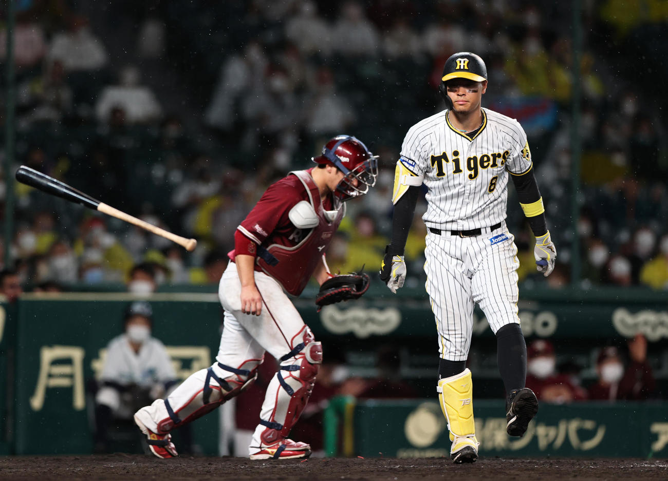 阪神対楽天　9回裏阪神2死、佐藤輝（右）は空振り三振に倒れバットを放り投げる。捕手炭谷（撮影・上山淳一）
