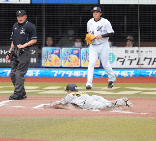 ロッテ対阪神　1回表阪神無死二、三塁、佐藤輝の中犠飛で三塁から生還する中野。後方は佐藤奨（撮影・菅敏）