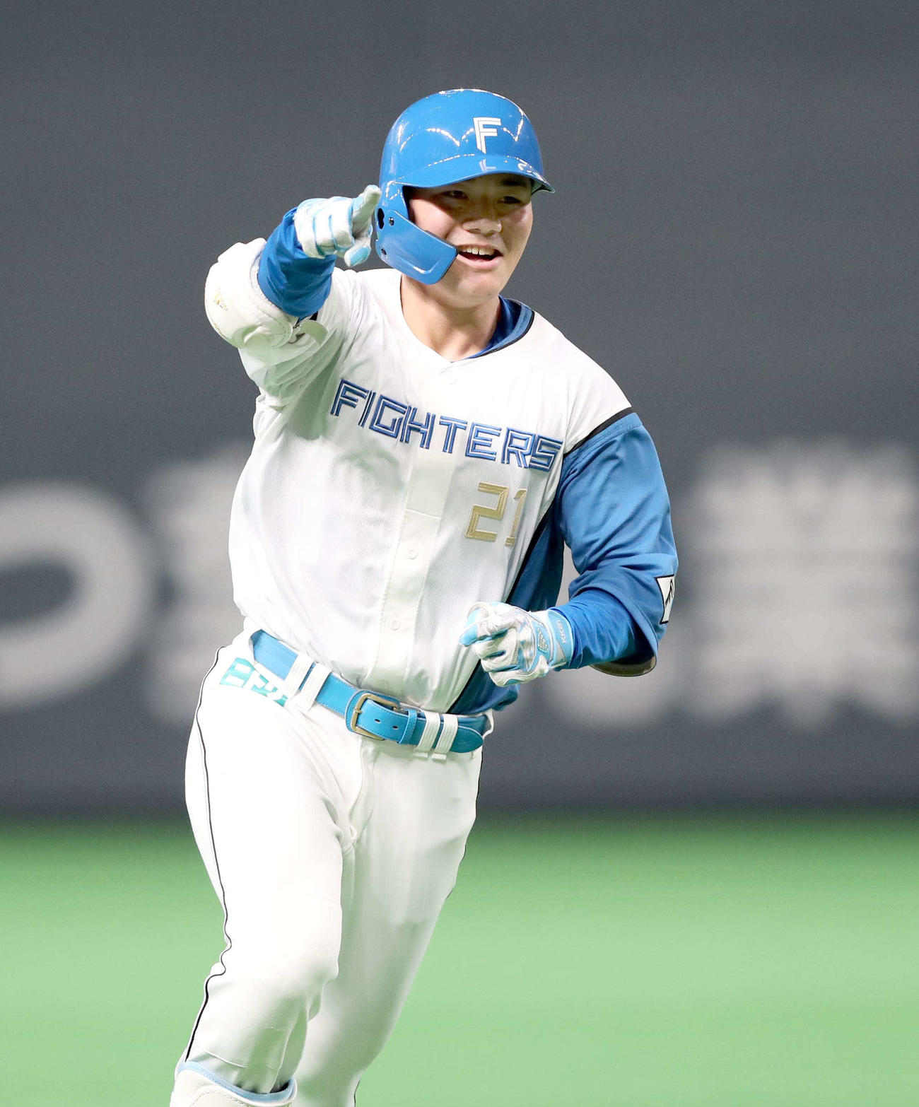 日本ハム対巨人　4回裏日本ハム無死、右越え本塁打を放ちベンチに向かってポーズをとる清宮（撮影・黒川智章）