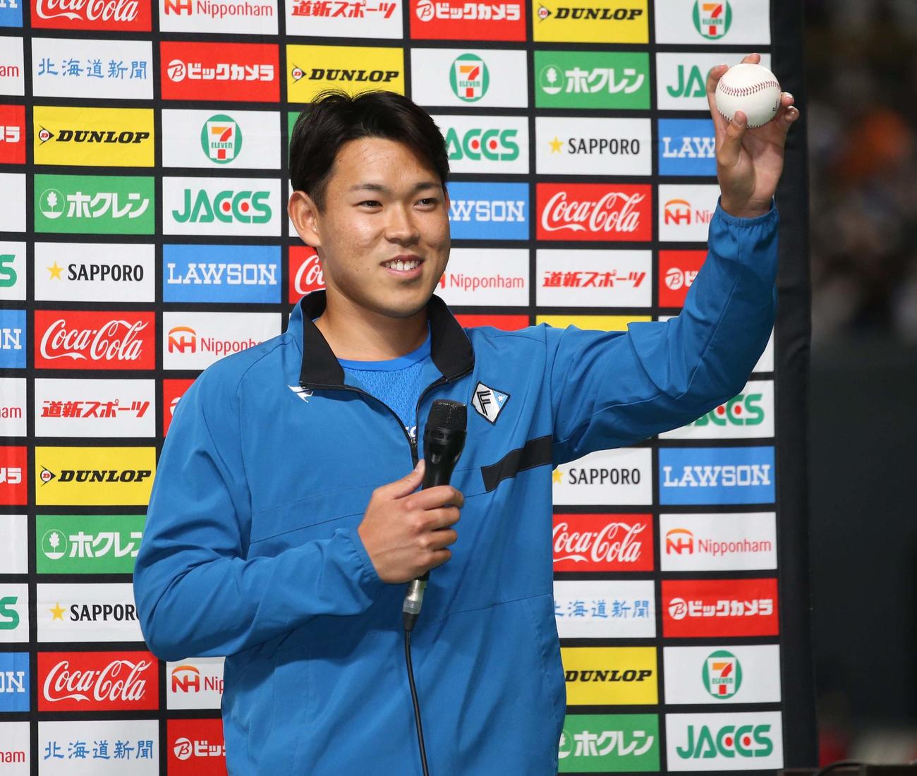 日本ハム対巨人　ヒーローインタビューでウイニングボールを掲げる根本（撮影・黒川智章）