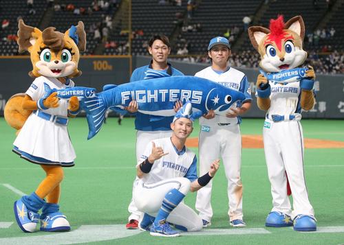 日本ハム対巨人　試合後、「しゃけまる」を持ち笑顔の左から根本、杉谷、上川畑（撮影・黒川智章）