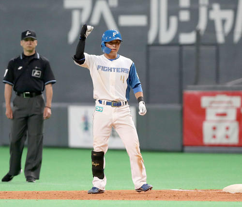 日本ハム対巨人　4回裏日本ハム無死満塁、中前適時打を放ちポーズをとる上川畑（撮影・黒川智章）