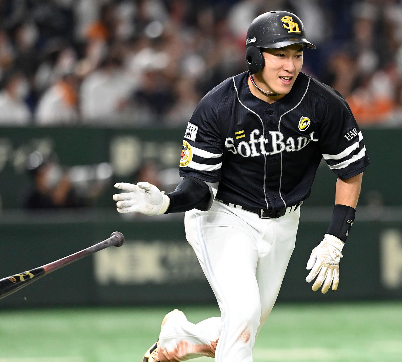 巨人対ソフトバンク　5回表ソフトバンク1死満塁、左前に走者一掃の3点適時二塁打を放ち笑顔を見せる柳田（撮影・たえ見朱実）