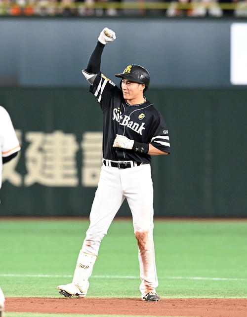 巨人対ソフトバンク　5回表ソフトバンク1死満塁、左前に走者一掃の適時二塁打を放ちポーズを決める柳田（撮影・たえ見朱実）