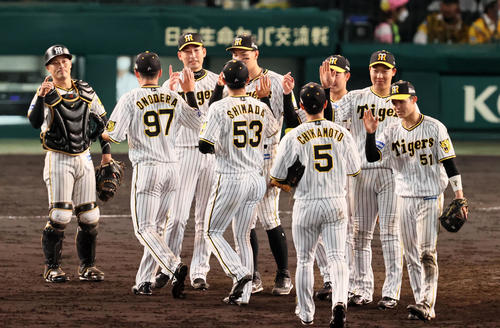 阪神対西武　西武に勝利しマウンドでタッチする岩崎（左から3人目）ら阪神ナイン（撮影・加藤哉）