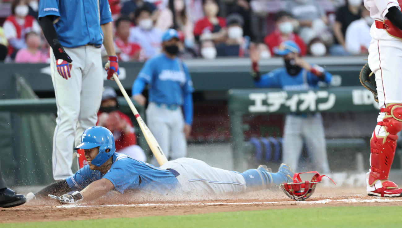 交流戦広島対日本ハム　3回表日本ハム2死一、三塁、打者野村の時、捕手の中村奨が二塁へ送球した隙に、今川がヘッドスライディングで生還（撮影・加藤孝規）