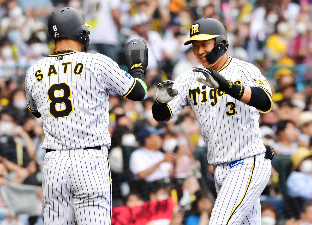 阪神対日本ハム　3回表阪神2死一、三塁、大山（右）は左越え3点本塁打を放ち、佐藤輝の祝福に笑顔を見せる（撮影・前岡正明）