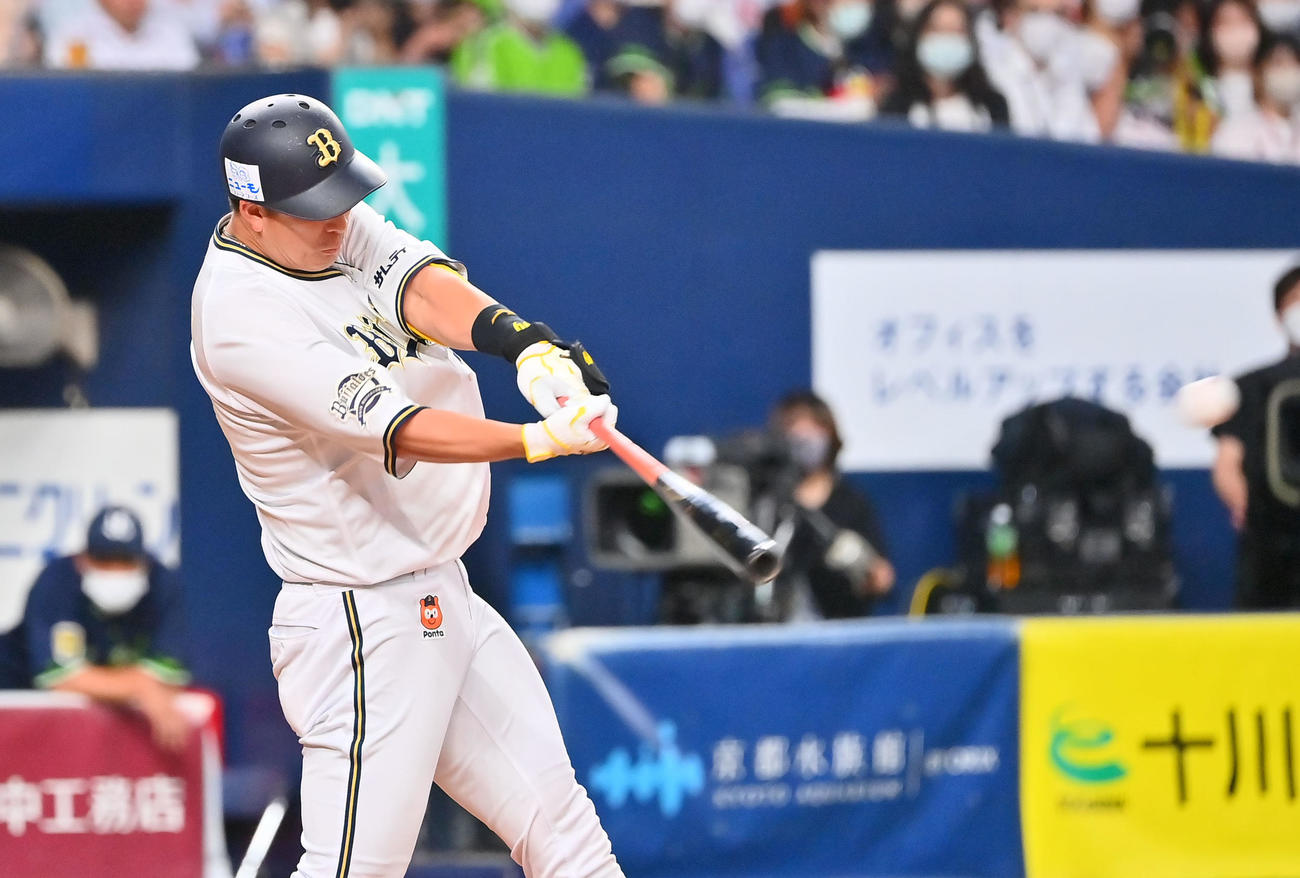 オリックス対ヤクルト　5回裏オリックス1死二塁、右中間に適時二塁打を放つ杉本（撮影・和賀正仁）