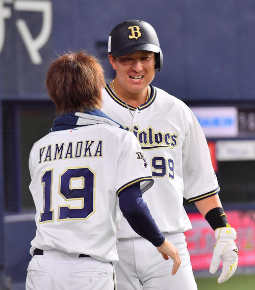オリックス対ヤクルト　5回裏オリックス2死二塁、T－岡田の適時打で生還し山岡（左）タッチを交わす杉本（撮影・和賀正仁）