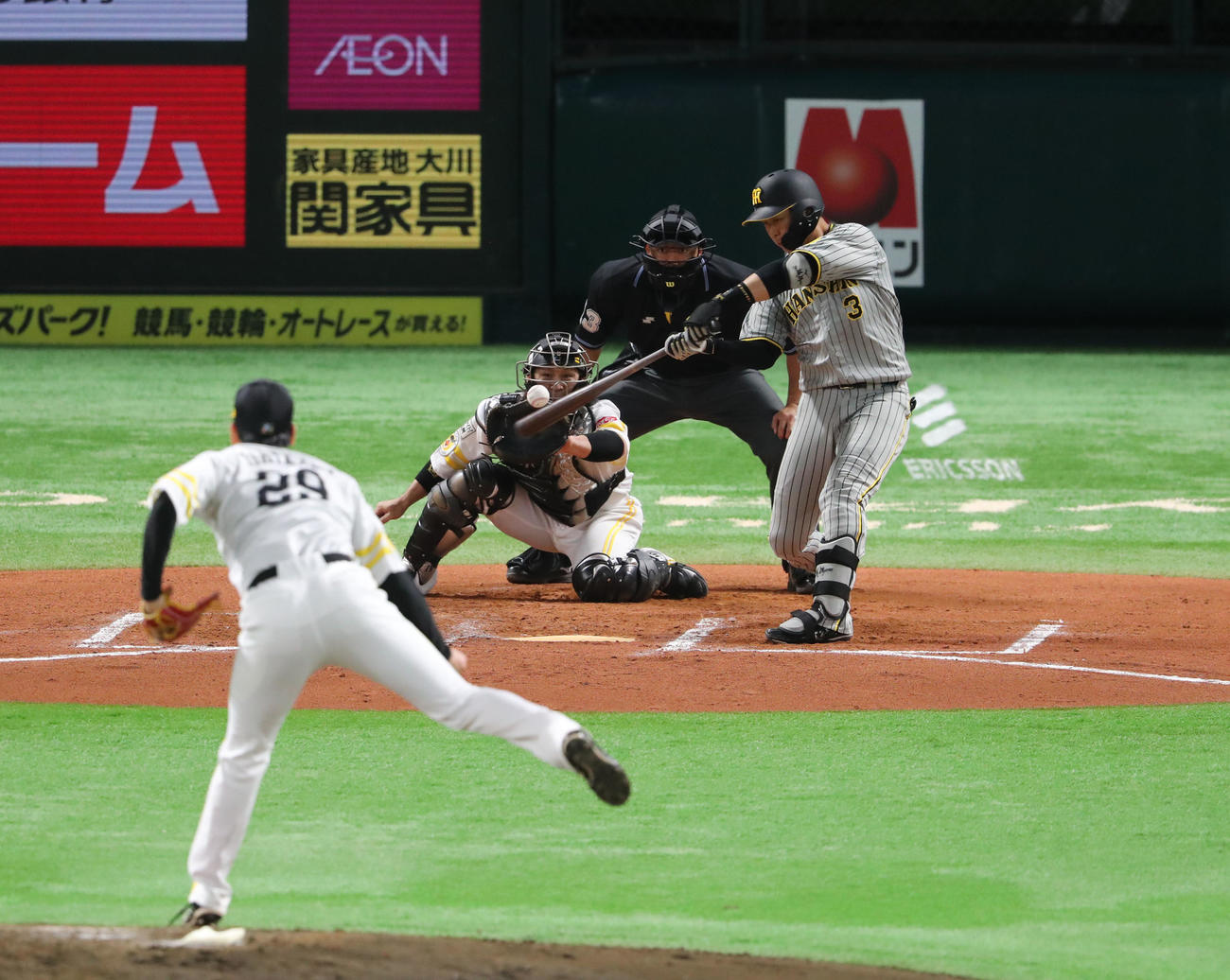 ソフトバンク対阪神　6回表阪神2死二、三塁、左中間へ先制2点適時二塁打を放つ大山（撮影・梅根麻紀）